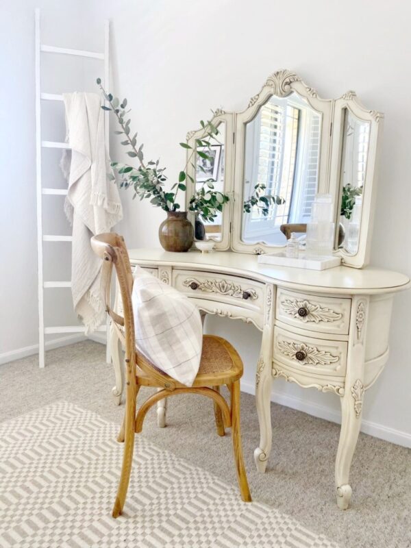 Rosen Antique White Provincial Dressing Table