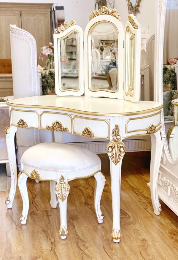 Fiorentina Provincial Tri Fold Mirrored Back Dresser